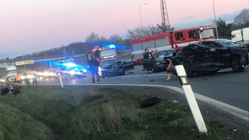 D1 u Prahy zablokovala nehoda pěti aut. Pět lidí je zraněných